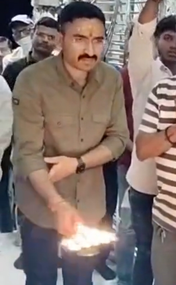 પાટણ LCB PI રાકેશભાઈ ઉનાગર અને પાટણ યુનિવર્સિટીના કુલપતિ પ્રો. કે.સી. પોરિયાની મંદિર મુલાકાત અને સન્માન