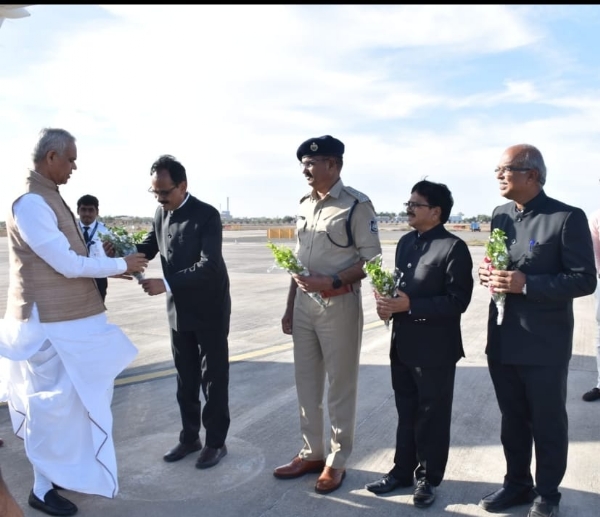 રાજ્યપાલ  આચાર્ય દેવવ્રતનું પોરબંદર એરપોર્ટ ખાતે  સ્વાગત કરાયુ.