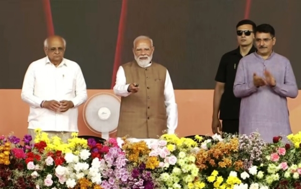 પ્રધાનમંત્રીએ ગુજરાતને 20,000 કરોડ રૂપિયાથી વધુના વિકાસ પ્રોજેક્ટ્સ રજૂ કર્યા પ્રધાનમંત્રીએ ગુજરાતને 20,000 કરોડ રૂપિયાથી વધુના વિકાસ પ્રોજેક્ટ્સ રજૂ કર્યા