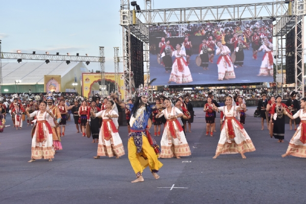 માધવપુર મેળામાં લોકોએ મોટી સંખ્યામાં ઉત્તર પૂર્વ અને ગુજરાતના કલાકારોની પ્રસ્તુતિ નિહાળી. માધવપુર મેળામાં લોકોએ મોટી સંખ્યામાં ઉત્તર પૂર્વ અને ગુજરાતના કલાકારોની પ્રસ્તુતિ નિહાળી.