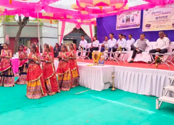 ચારોલ સહિત 21 શાળાઓને ₹50.50 લાખના આધુનિક શૈક્ષણિક સાધનોની ભેટ ચારોલ સહિત 21 શાળાઓને ₹50.50 લાખના આધુનિક શૈક્ષણિક સાધનોની ભેટ