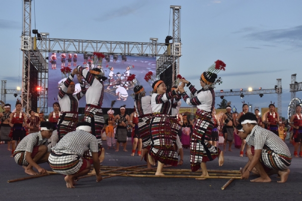 માધવપુર મેળામાં લોકોએ મોટી સંખ્યામાં ઉત્તર પૂર્વ અને ગુજરાતના કલાકારોની પ્રસ્તુતિ નિહાળી. માધવપુર મેળામાં લોકોએ મોટી સંખ્યામાં ઉત્તર પૂર્વ અને ગુજરાતના કલાકારોની પ્રસ્તુતિ નિહાળી.