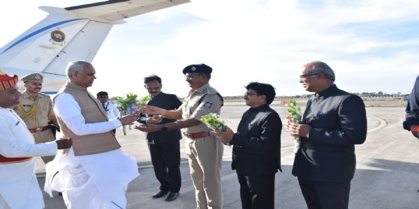 રાજ્યપાલ આચાર્ય દેવવ્રતનું પોરબંદર એરપોર્ટ ખાતે સ્વાગત કરાયુ