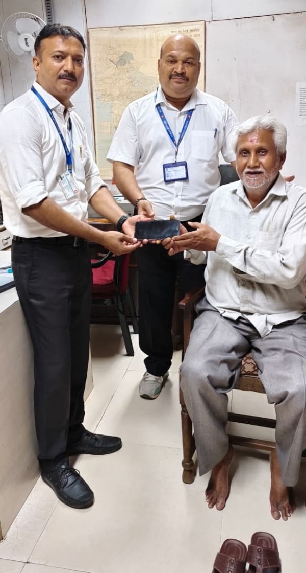 ભાવનગર ટર્મિનસ સ્ટેશન પર રેલકર્મીઓની ઈમાનદારી અને સતર્કતાનું પ્રશંસનીય ઉદાહરણ