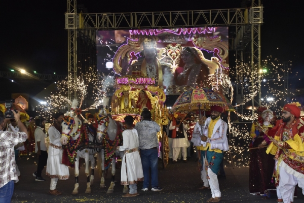 માધવપુર મેળામાં લોકોએ મોટી સંખ્યામાં ઉત્તર પૂર્વ અને ગુજરાતના કલાકારોની પ્રસ્તુતિ નિહાળી. માધવપુર મેળામાં લોકોએ મોટી સંખ્યામાં ઉત્તર પૂર્વ અને ગુજરાતના કલાકારોની પ્રસ્તુતિ નિહાળી.