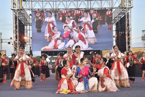 માધવપુર મેળામાં લોકોએ મોટી સંખ્યામાં ઉત્તર પૂર્વ અને ગુજરાતના કલાકારોની પ્રસ્તુતિ નિહાળી. માધવપુર મેળામાં લોકોએ મોટી સંખ્યામાં ઉત્તર પૂર્વ અને ગુજરાતના કલાકારોની પ્રસ્તુતિ નિહાળી.