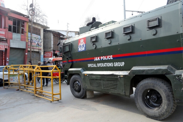 કાશ્મીરના અનેક વિસ્તારોમાં કડક પ્રતિબંધો