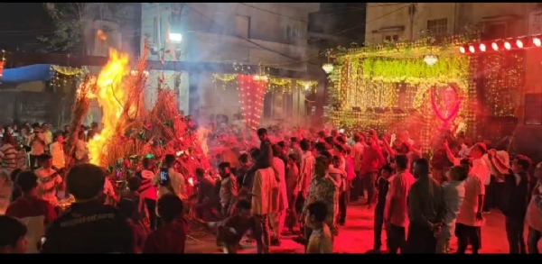 હોળીની ઉપર ગોઠવેલ ધજા કઈ દિશામાં જાય છે તેના ઉપરથી આગમી વર્ષ કેવું જશે તેની ધારણા