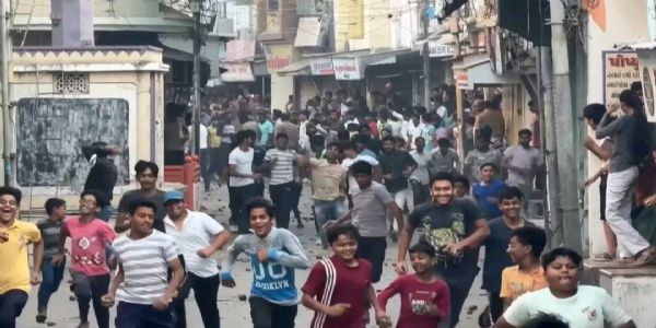 વિસનગરમાં 100 વર્ષથી જીવંત ‘ખાસડા યુદ્ધ’: ધૂળેટીએ અનોખી પરંપરાની ઉજવણી