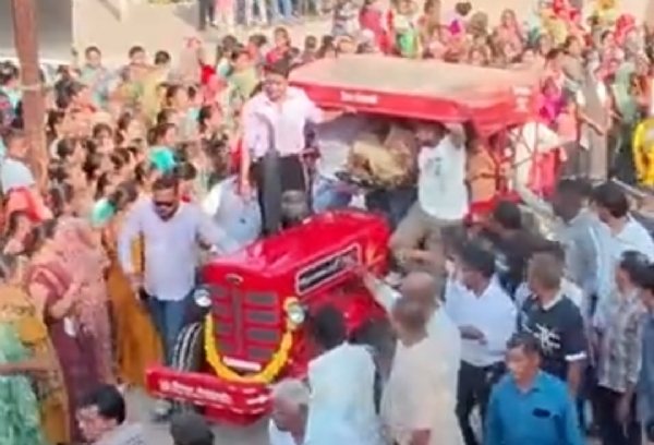 રાજપુરમાં ધુળેટીએ પરંપરાગત હાથિયાની ભવ્ય પ્રદક્ષિણા રાજપુરમાં ધુળેટીએ પરંપરાગત હાથિયાની ભવ્ય પ્રદક્ષિણા