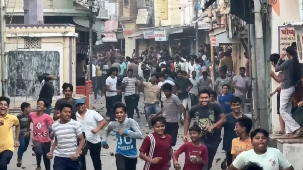 વિસનગરમાં 100 વર્ષથી જીવંત ‘ખાસડા યુદ્ધ’: ધૂળેટીએ અનોખી પરંપરાની ઉજવણી