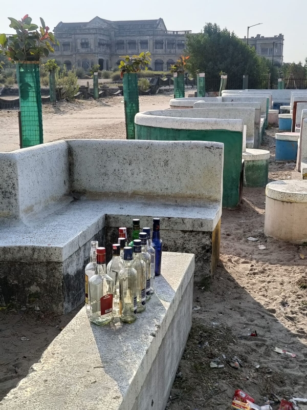 પોરબંદરની ચોપાટી ખાતે વિદેશી દારૂની ખાલી બોટલોનો ઢગલો.