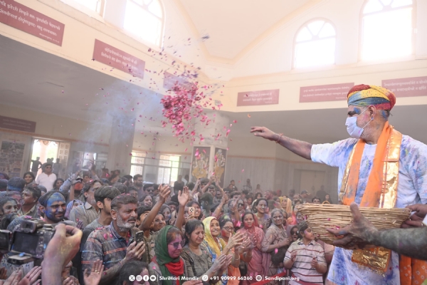 પોરબંદરના શ્રી હરિ મંદિર ખાતે ધુળેટી અને ફુલડોલ ઉત્સવ ઉજવાયો.