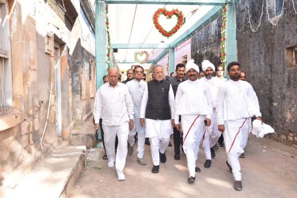 બખરલા અને ખાભોદર ગામ ખાતે હોળી-ધૂળેટી પર્વની ઉજવણી કાર્યક્રમમાં કેબિનેટ મંત્રી અર્જુન મોઢવાડીયા જોડાયા.