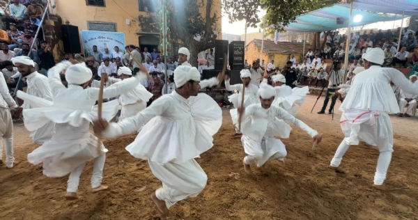 પોરબંદરના ગ્રામ્ય પંથકમાં વિવિધ પરંપરા મુજબ ધુળેટીના પર્વની ઉજવણી કરાય.