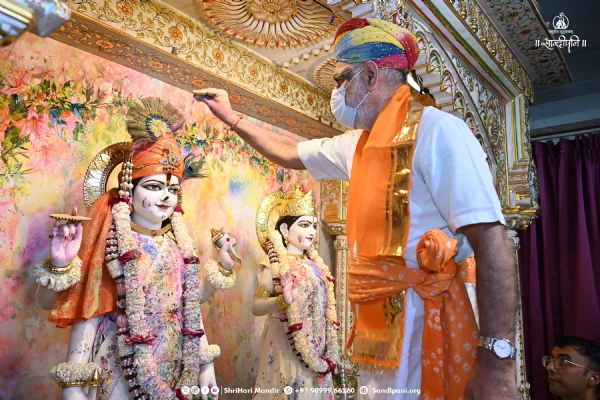 પોરબંદરના શ્રી હરિ મંદિર ખાતે ધુળેટી અને ફુલડોલ ઉત્સવ ઉજવાયો.