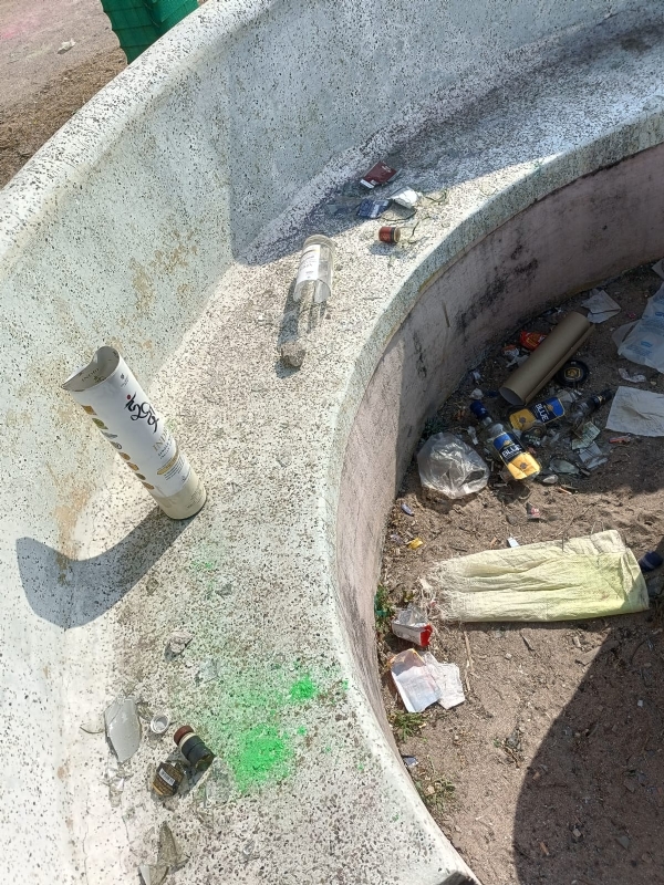 પોરબંદરની ચોપાટી ખાતે વિદેશી દારૂની ખાલી બોટલોનો ઢગલો.