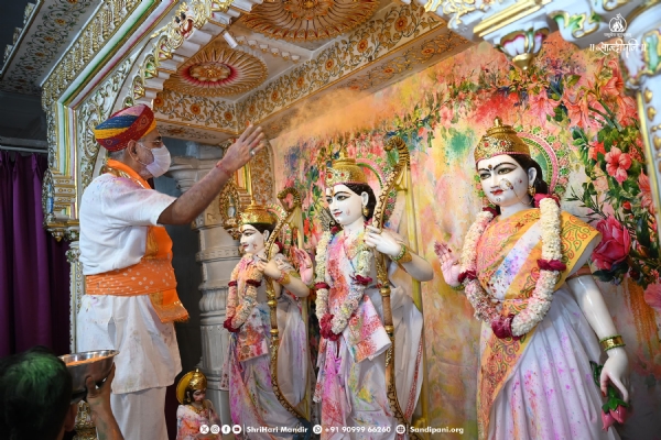 પોરબંદરના શ્રી હરિ મંદિર ખાતે ધુળેટી અને ફુલડોલ ઉત્સવ ઉજવાયો.