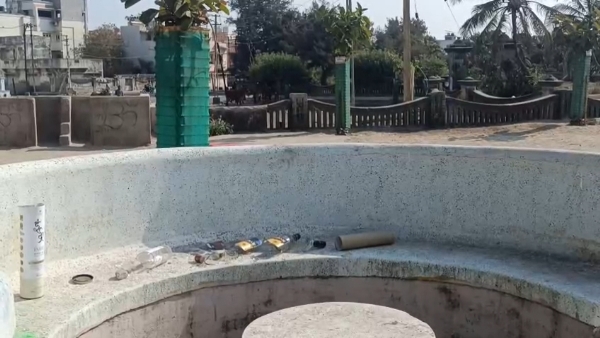 પોરબંદરની ચોપાટી ખાતે વિદેશી દારૂની ખાલી બોટલોનો ઢગલો.