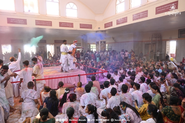 પોરબંદરના શ્રી હરિ મંદિર ખાતે ધુળેટી અને ફુલડોલ ઉત્સવ ઉજવાયો.