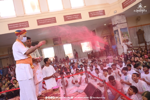 પોરબંદરના શ્રી હરિ મંદિર ખાતે ધુળેટી અને ફુલડોલ ઉત્સવ ઉજવાયો.