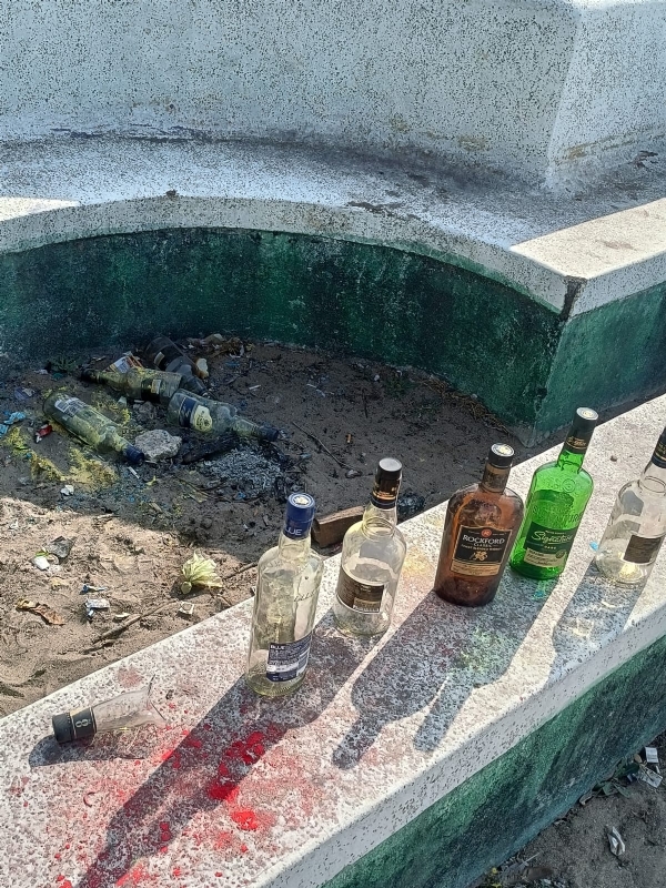 પોરબંદરની ચોપાટી ખાતે વિદેશી દારૂની ખાલી બોટલોનો ઢગલો.