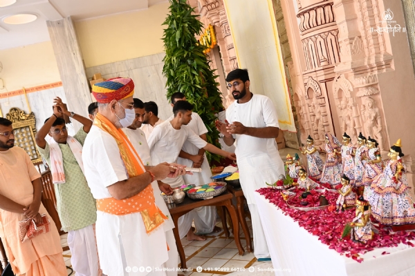 પોરબંદરના શ્રી હરિ મંદિર ખાતે ધુળેટી અને ફુલડોલ ઉત્સવ ઉજવાયો.