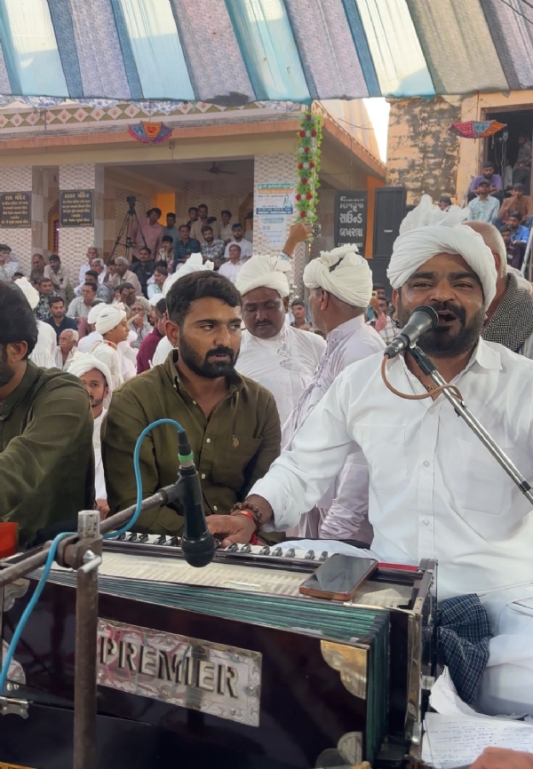 પોરબંદરના ગ્રામ્ય પંથકમાં વિવિધ પરંપરા મુજબ ધુળેટીના પર્વની ઉજવણી કરાય.