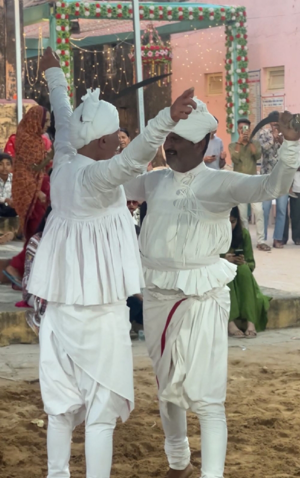 પોરબંદરના ગ્રામ્ય પંથકમાં વિવિધ પરંપરા મુજબ ધુળેટીના પર્વની ઉજવણી કરાય.