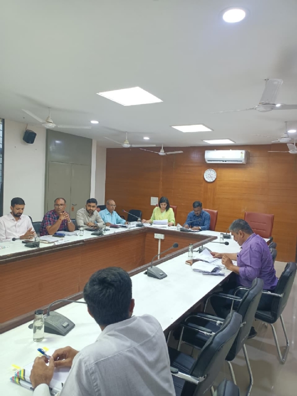 પ્રભારી સચિવ  જેનુ દેવનના અધ્યક્ષસ્થાને  જિલ્લાના વિકાસકાર્યોની સમીક્ષા બેઠક