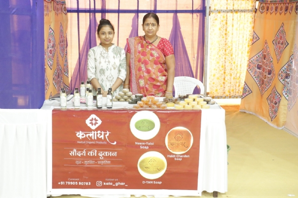 વેરાવળની મા-દિકરી વિવિધ સાબુ બનાવી તેના વેચાણ