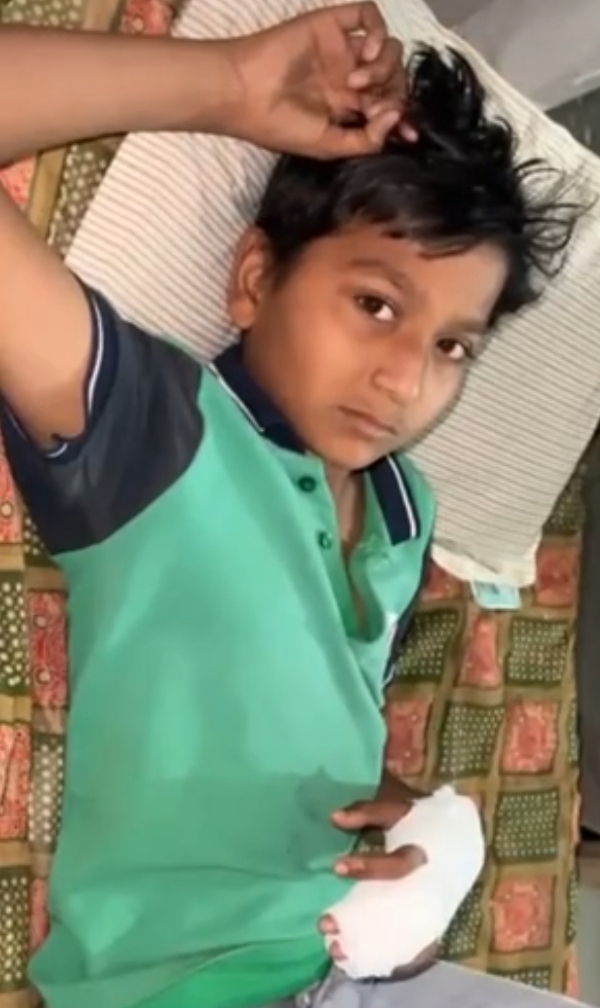 રાધનપુરની શાળામાં વિદ્યાર્થીની આંગળીમાં સળીયો ઘૂસ્યો, સારવાર મુદ્દે વિવાદ