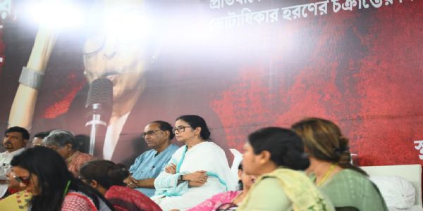 મતદાર યાદી વિવાદ પર મમતા બેનર્જીએ સતત બીજા દિવસે વિરોધ પ્રદર્શન કર્યું, ભાજપ અને ચૂંટણી પંચ પર નિશાન સાધ્યું