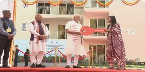 મહિલા સશક્તિકરણ તરફ એક મોટું પગલું, પ્રધાનમંત્રી મોદીએ જીપીઆરએ મકાનોની ચાવીઓ મહિલા ફાળવણીકારોને સોંપી