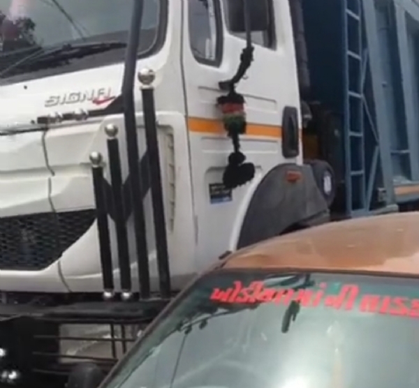 પાટણ શહેરના સંખારી ત્રણ રસ્તા પાસે ટ્રકની ટક્કરથી કારને નુકસાન