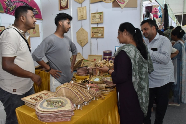 ઉત્તરપૂર્વીય કારીગરોની કલા કસબે માધવપુર મેળામાં આકર્ષણ જમાવ્યું.
