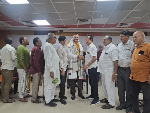 પી આઈ એચ આર ગોસ્વામી ની સુરત ખાતે બદલી થતા વિદાય સમારોહ