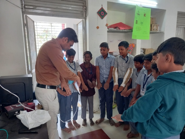 ઉનાવા ગામમાં શિક્ષકનો અનોખો પ્રયોગ, વિદ્યાર્થીઓના દફતરનું વજન 2 કિલો સુધી ઘટાડ્યું