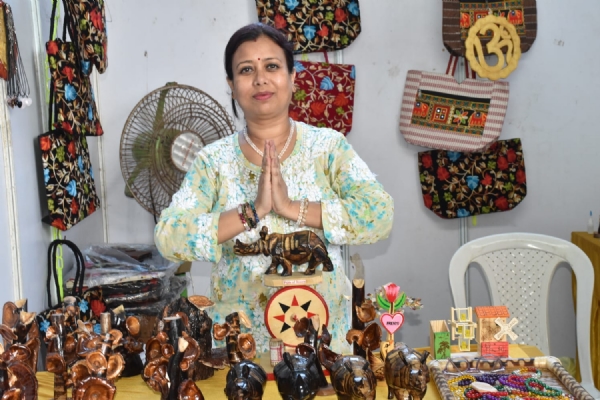 ઉત્તરપૂર્વીય કારીગરોની કલા કસબે માધવપુર મેળામાં આકર્ષણ જમાવ્યું.