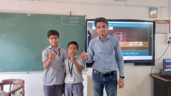 ઉનાવા ગામમાં શિક્ષકનો અનોખો પ્રયોગ, વિદ્યાર્થીઓના દફતરનું વજન 2 કિલો સુધી ઘટાડ્યું