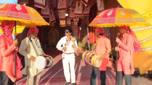 માધવપુરના મેળામાં તુરી બારોટ કલાકારોએ રાવણહથ્થાના સૂર રેલાવ્યા.