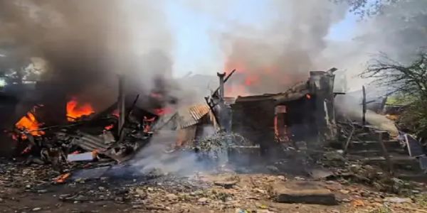 નવસારીમાં ભયાનક આગ: ચાર મકાનોમાં ફેલાઈ વિનાશ, જાનહાની ટળી