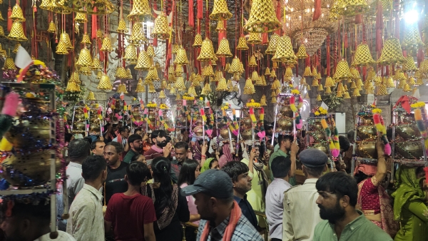 Ambaji ma aastha ni bhid