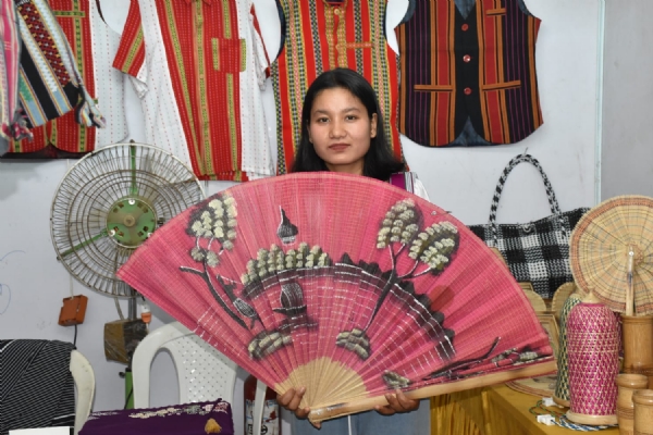 ઉત્તરપૂર્વીય કારીગરોની કલા કસબે માધવપુર મેળામાં આકર્ષણ જમાવ્યું.