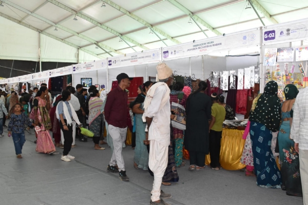 ઉત્તરપૂર્વીય કારીગરોની કલા કસબે માધવપુર મેળામાં આકર્ષણ જમાવ્યું.