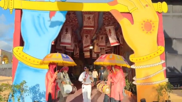 માધવપુરના મેળામાં તુરી બારોટ કલાકારોએ રાવણહથ્થાના સૂર રેલાવ્યા.