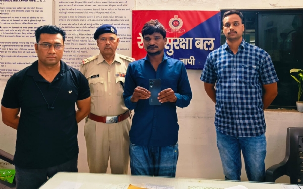 મોબાઇલ ચોર ઝડપાયો