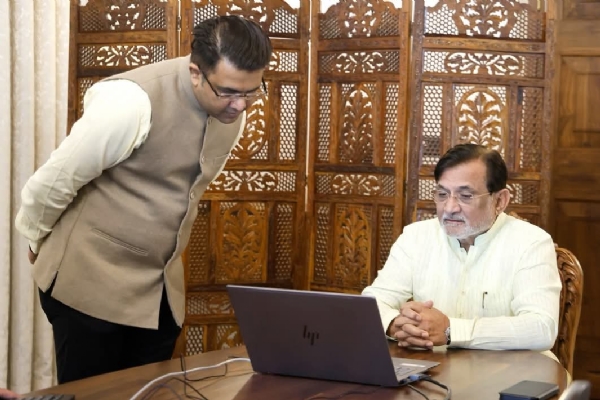 પ્રશાસક દ્વારા અધિકારી સાથે બેઠક દરમિયાન જનગણના પ્રક્રિયા અંગે ચર્ચા કરતા દૃશ્ય