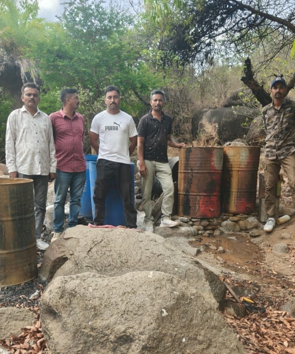 બરડા ડુંગરમાં ચાલતી દેશી દારૂની બે ભઠ્ઠી તોડી પાડતી પોલીસ.