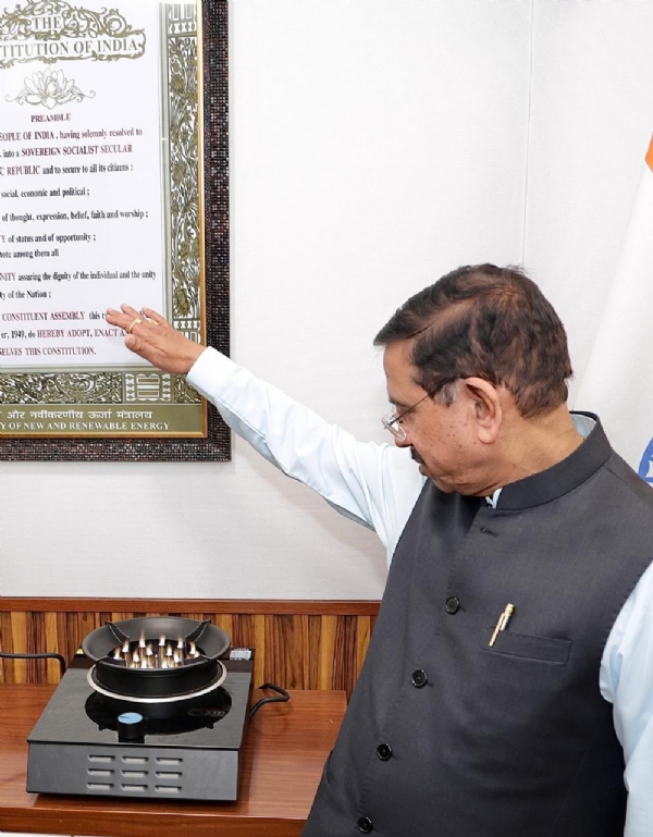 ઉર્જા મંત્રી પ્રહલાદ જોશીએ, આયાતી ઇલેક્ટ્રિક સ્ટવની ઝલક બતાવી